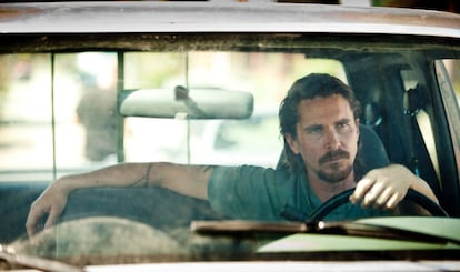 Christian Bale al volante en 'La ley del más fuerte'. Para algunas mujeres eso de meter las marchas no es comparable a nada.