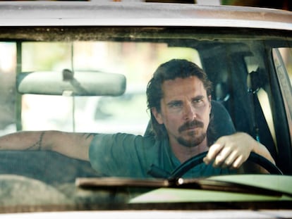 Christian Bale ao volante em 'A lei do mais forte'. Para algumas mulheres isso de meter as marchas não é comparável a nada.