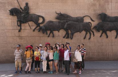 Un grupo de turistas asiáticos posa junto a la plaza de toros de Las Ventas.