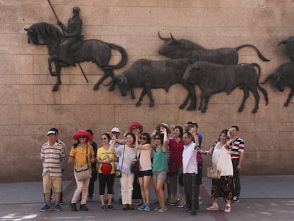 Un grupo de turistas asiáticos posa junto a la plaza de toros de Las Ventas.