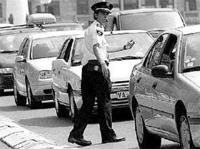 Un agente de la Guardia Urbana de San Sebastián controla el tráfico.