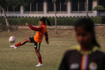 Roy da una patada al balón durante un entrenamiento. La chica es una de las cuatro jugadoras del ASOS Rainbow que han sido seleccionadas para jugar en el equipo nacional de Bengala Occidental en los próximos juegos Khelo India. Se siente orgullosa y emocionada por ello. Está cursando el último año de instituto. “No se me dan muy bien los estudios”, admite. “Quiero seguir mi carrera futbolística después de terminar la enseñanza obligatoria”.