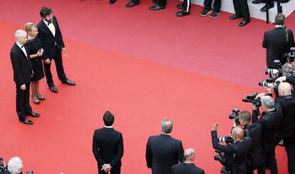 La diseñadora de vestuario Rosalie Varda, el ministro francés de justícia Franck Riester y el actor Mathieu Demy posan en la alfombra roja. 