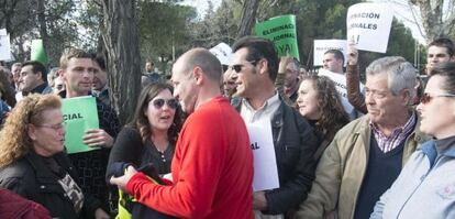 El alcalde de J&oacute;dar (Ja&eacute;n), el socialista Jos&eacute; Luis Hidalgo, a su llegada a La Moncloa, donde le recibieron decenas de vecinos.