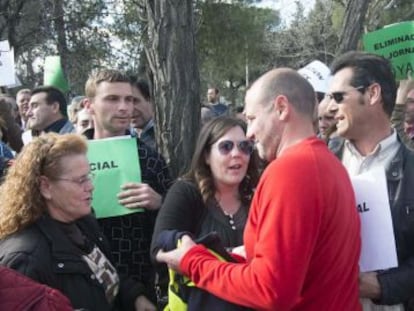 El alcalde de J&oacute;dar (Ja&eacute;n), el socialista Jos&eacute; Luis Hidalgo, a su llegada a La Moncloa, donde le recibieron decenas de vecinos.