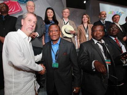 Jorge Lomónaco estrecha la mano al embajador nigeriano Emmanuel Imihe