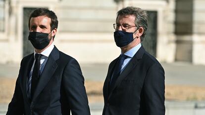 Pablo Casado y Alberto Núñez Feijóo a la salida del homenaje a las víctimas de la covid-19 en el Patio de la Armería del Palacio Real en Madrid.