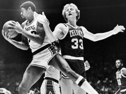 Magic Johnson y Larry Bird durante un partido en Los &Aacute;ngeles, a finales de 1979.&ensp;