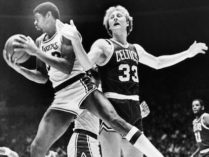 Magic Johnson y Larry Bird durante un partido en Los &Aacute;ngeles, a finales de 1979.&ensp;