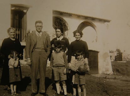 Ernesto Guevara Lynch y el Che, junto a sus hermanos en Alta Gracia. La familia se mudó allí para paliar el asma crónica del pequeño Ernesto.