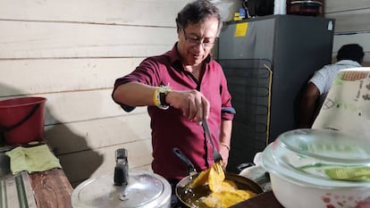 El presidente Gustavo Petro cocinando en Quibdó, Chocó, en 2022.