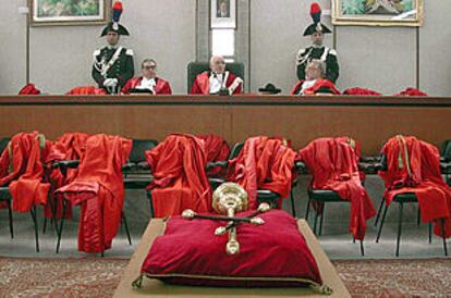 Las togas rojas de los magistrados, colocadas en asientos vacíos como protesta, en el tribunal de Lecce, en el sur de Italia.