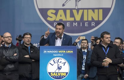 Matteo Salvini se dirige a sus seguidores el pasado día 18 en Milán. 