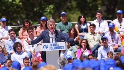 El líder del PP, Alberto Núñez Feijóo, participa en un mitin, en Zaragoza, este domingo.