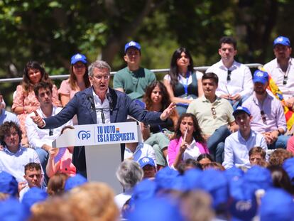 El líder del PP, Alberto Núñez Feijóo, participa en un mitin, en Zaragoza, este domingo.