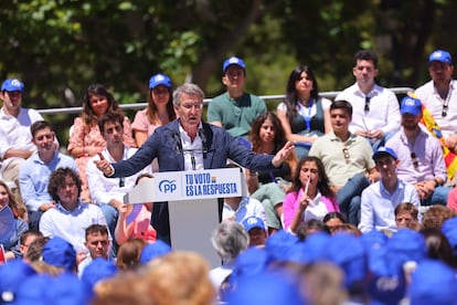 El líder del PP, Alberto Núñez Feijóo, participa en un mitin, en Zaragoza, este domingo.