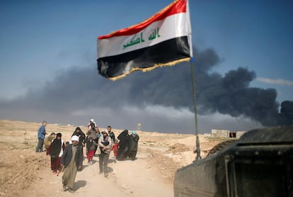Un grupo de iraquíes huyen de sus hogares.