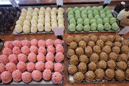Bandejas con diferentes tipos de 'merveilleux', en la vitrina de la pastelería Aux Merveilleux de Fred, de Madrid.