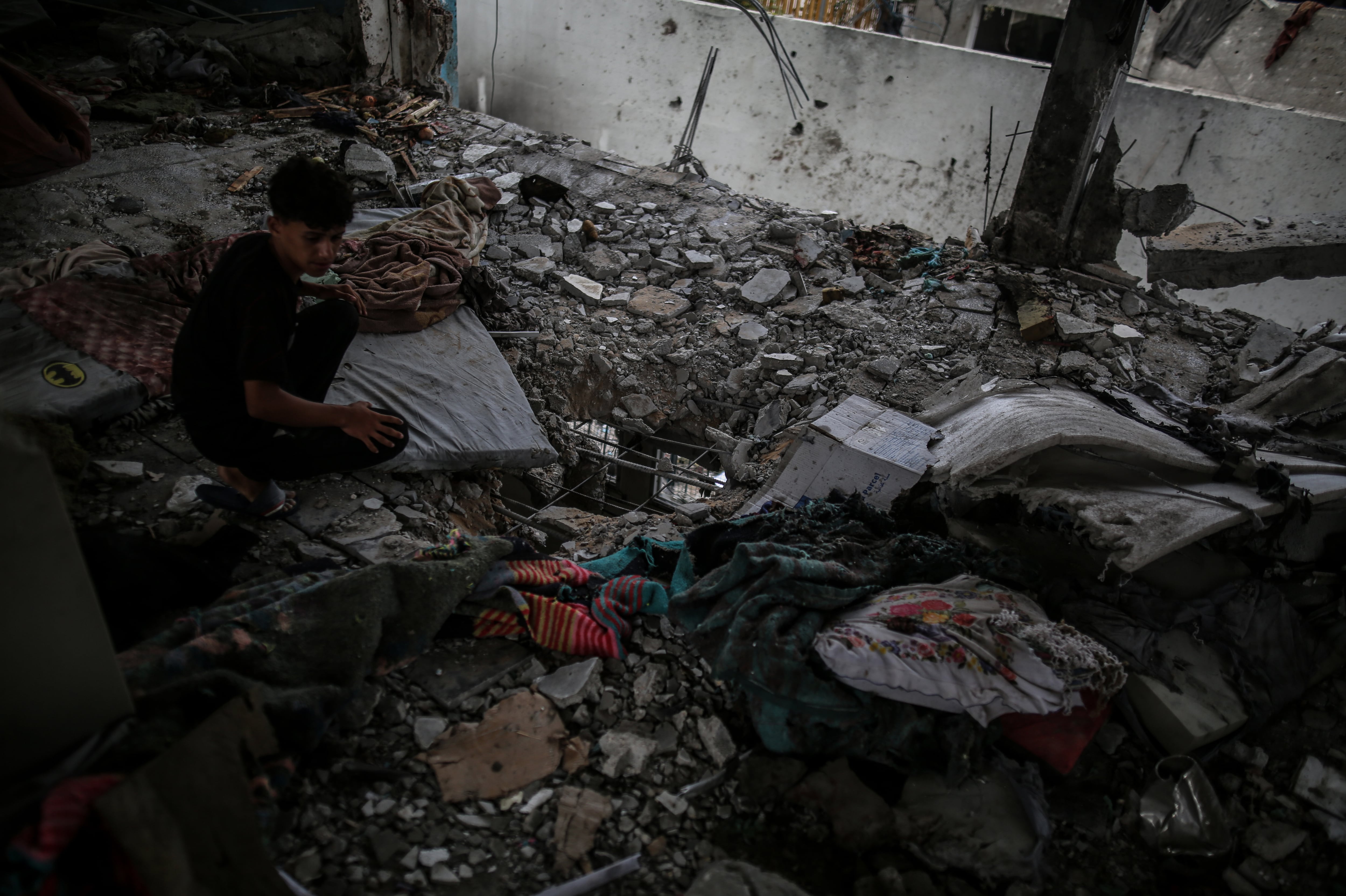 Un niño palestino, entre los escombros después de que el ejército israelí atacara la escuela de la agencia de Naciones Unidas para los refugiados palestinos 