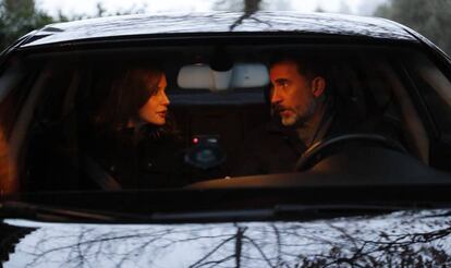 Don Felipe y doña Letizia, en su coche.