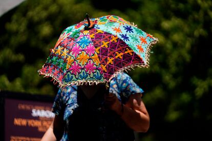 Una mujer se protegía el sábado de las altas temperaturas en Córdoba. 