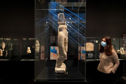 Una visitante en la exposición 'Potolomeo, Faraón de Egipto. El descubrimiento de su templo', que puede verse en el Museo Egipcio de Barcelona.