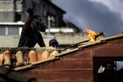Manifestantes opositores se enfrentan con la Guardia Nacional Bolivariana (GNB) durante la protestas en Caracas (Venezuela), el 26 de julio de 2017.