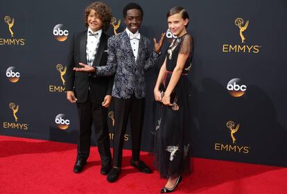 Gaten Matarazzo –Dustin–, Caleb McLaughlin –Lucas– y Millie Bobby Brown –Once– llegaron juntos al Microsoft Theater de Los Ángeles y desde el primer momento acapararon la atención de los fotógrafos.