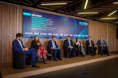 Desde la izquierda, Ignacio Fariza (EL PAÍS), Ana Paula Marques (EDP), Carlos Solé (KPMG), Andrés Guevara (BP), Beatriz Corredor (Redeia), Arturo Gonzalo (Enagás) y Jorge Lanza (Exolum). 