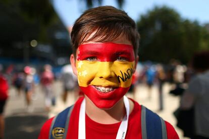 Un niño con la bandera de España, fan incondicional de Nadal.