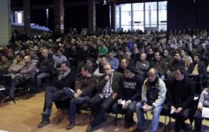 En la imagen, reunión de CCOO y UGT con los afiliados en la empresa automovilística Nissan para debatir y decidir sobre la propuesta alternativa elaborada por los dos sindicatos mayoritarios ante los planes de la dirección.