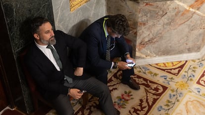 El líder de Vox, Santiago Abascal (izquierda), este jueves en los pasillos del Congreso de los Diputados.