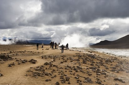 El rodaje de la primera parte de la nueva trilogía comenzó en abril de 2014, en Abu Dabi y al norte de Islandia. Las fechas sugieren que J.J. Abrams no buscaba un escenario nevado, sino que quería explotar la belleza y el exotismo de este paisaje volcánico y extremo, perfecto para el papel de planeta muy, muy lejano. El Myvatn es un lago de aguas celestes rodeado por curiosas estructuras formadas a partir de la lava. El área también presenta lagunas de aguas termales en las que disfrutar de un placentero baño. El Krafla es una impresionante caldera de diez kilómetros de diámetro en una zona llena de volcanes de lodo y fumarolas. En la foto, la zona geotermal del Krafla.