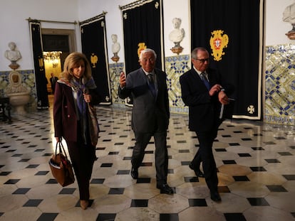 António Costa, primer ministro de Portugal, en el centro, tras entrevistarse con el presidente de la República, Marcelo Rebelo de Sousa, el pasado 9 de noviembre.