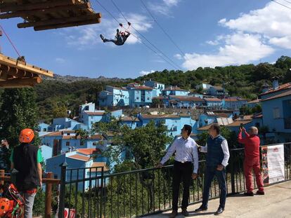 El alcalde y el presidente de la Diputación de Málaga en la inauguración del parque de aventuras de Júzcar, el 18 de mayo.