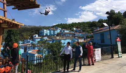 El alcalde y el presidente de la Diputación de Málaga en la inauguración del parque de aventuras de Júzcar, el 18 de mayo.