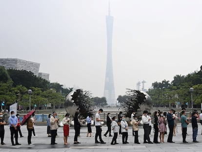 Un grupo de personas en la cola para hacerse una PCR en Guangzhou (China), el pasado día 16.