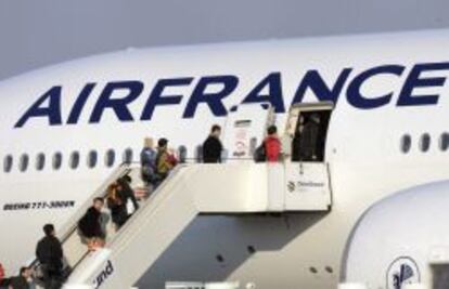 Pasajeros chinos embarcan en un avión de Air France.
