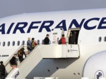 Pasajeros chinos embarcan en un avi&oacute;n de Air France.