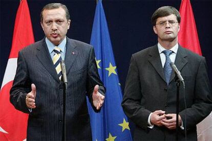 El primer ministro turco, Recep Tayyip Erdogan, y el presidente de la UE, Jan Peter Balkenende,  en Bruselas.