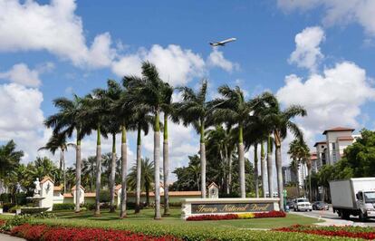 Vista de la entrada al complejo turístico de Trump en Doral, Miami, Florida.