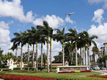 Vista de la entrada al complejo turístico de Trump en Doral, Miami, Florida.