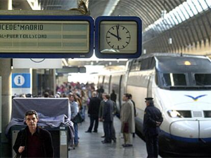 Llegada del AVE procedente de Madrid, ayer, en la estación de Santa Justa.