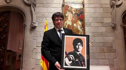 Puigdemont amb l'obra 'Harry Puigdemont'.