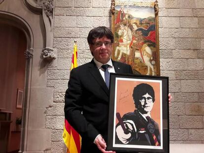 Puigdemont amb l'obra 'Harry Puigdemont'.