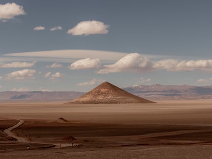 El cono de Arita, una formación geológica al centro del salar de Arizaro en la Provincia de Salta (Argentina).