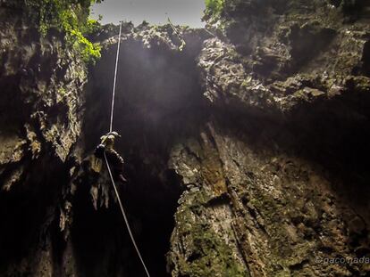 Descenso (con casco y linterna) al inframundo maya