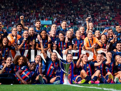 Las jugadoras del Barcelona celebran la Champions en Eindhoven.