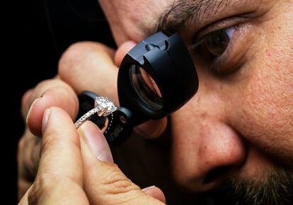 Carlos Soler-Cabot usa la lupa del diamantero. 