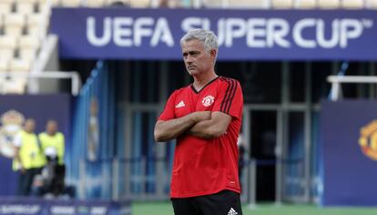 Mourinho, durante el entrenamiento del Manchester United.